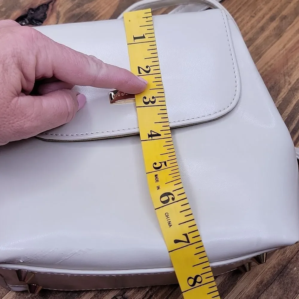 Liz Claiborne. Elegant Cream Crossbody Bag with Gold Chain. EUC